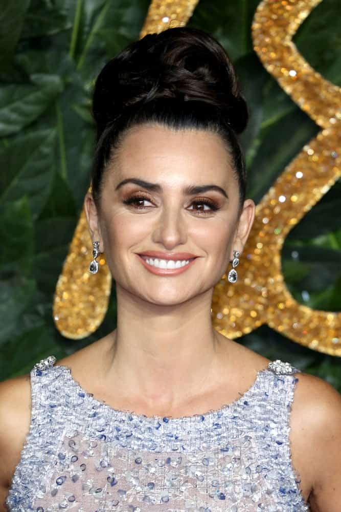Penelope Cruz accentuated her facial features with a high, tight bun during The Fashion Awards at Royal Albert Hall on December 10, 2018.