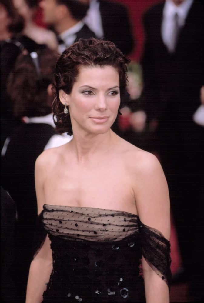 Sandra Bullock was wearing a gorgeous black Valentino dress with her elegant curly half-up hairstyle at the Academy Awards last March 24, 2002 in Los Angeles.