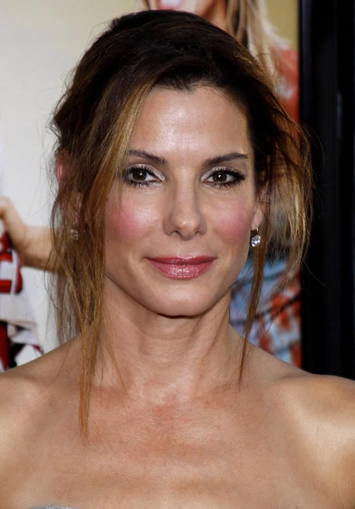 Sandra Bullock was at the World premiere of 'All About Steve' held at the Grauman's Chinese Theater in Hollywood last August 26, 2009. Bullock went with a simple flattering makeup that complemented her messy upstyle with tendrils.