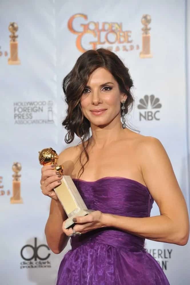 The award-winning Sandra Bullock went for a sweet and curly half-up hairstyle that totally went great with her lovely purple dress at the 67th Golden Globe Awards on January 17, 2010.