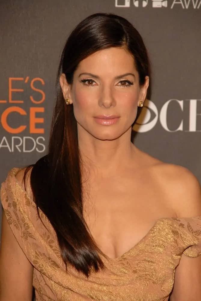 Sandra Bullock opted for a simple elegance that she pulled off with her simple and straight side-swept hairstyle and lovely gown at the 2010 People's Choice Awards back in January 6, 2010.