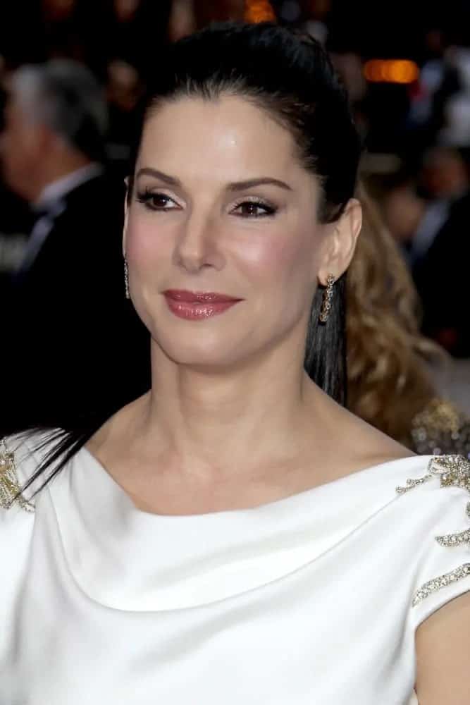 Sandra Bullock looked like a goddess with her white dress and slick ponytail at the 84th Academy Awards back in February 26, 2012.