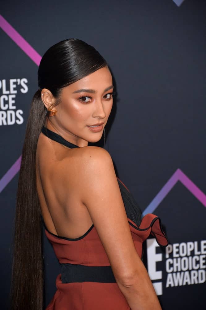 Shay Mitchell pulled back her long dark hair in a low ponytail during the 2018 People's Choice Awards on November 11, 2018.