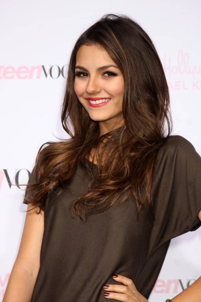 Victoria Justice was at the 8th Teen Vogue Young Hollywood Party at the Paramount Studios on October 1, 2010 in Los Angeles, CA. She wore a dark dress that emphasized the subtle highlights on her long, tousled, wavy and layered hairstyle.