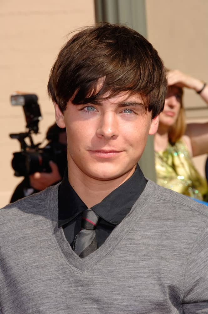 Zac Efron made an appearance at the 2006 Creative Arts Emmy Awards at the Shrine Auditorium, Los Angeles held on August 19th. He had a bowl cut with his fringe arranged in a cool side-swept.