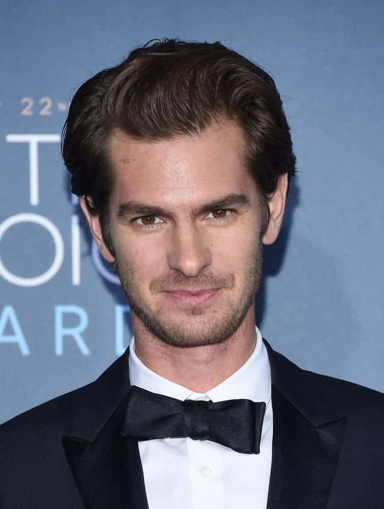 Andrew Garfield arrived at the Critics' Choice Awards 2016 in Hollywood, CA with a slick and stylish hair. This neat look perfectly goes well with his classic black suit.