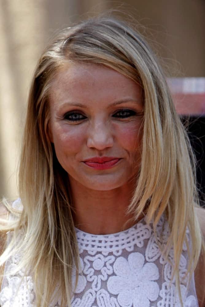 Cameron Diaz was her star ceremony on the Hollywood Walk of Fame in Los Angeles, California last June 22, 2009. She wore a beautiful white patterned outfit while her blond hair was loose, tousled and layered.