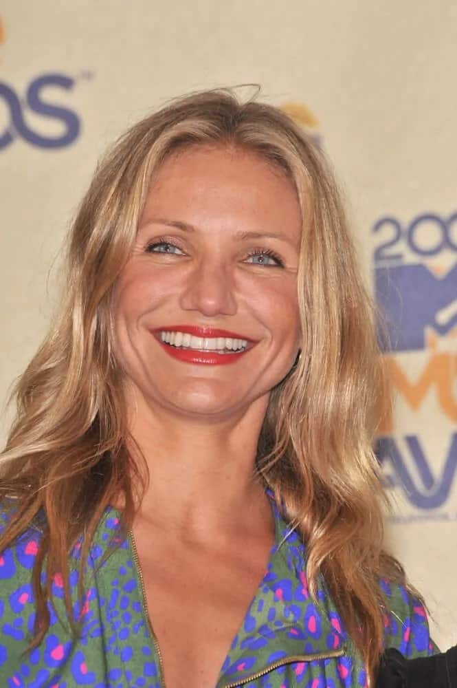 During the 2009 MTV Movie Awards, Cameron Diaz flashed her iconic beautiful smile. She attended with her medium-length, wavy tousled hair parted in the middle with subtle highlights.