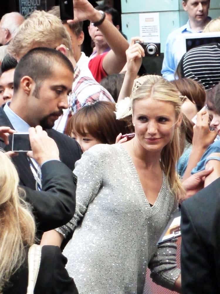 Cameron Diaz was at the Knight And Day Premiere mingling with the crowd last July 22, 2010 in Leicester Square London, England. She wore a sparkly casual sweatshirt with her simple tousled blond ponytail.