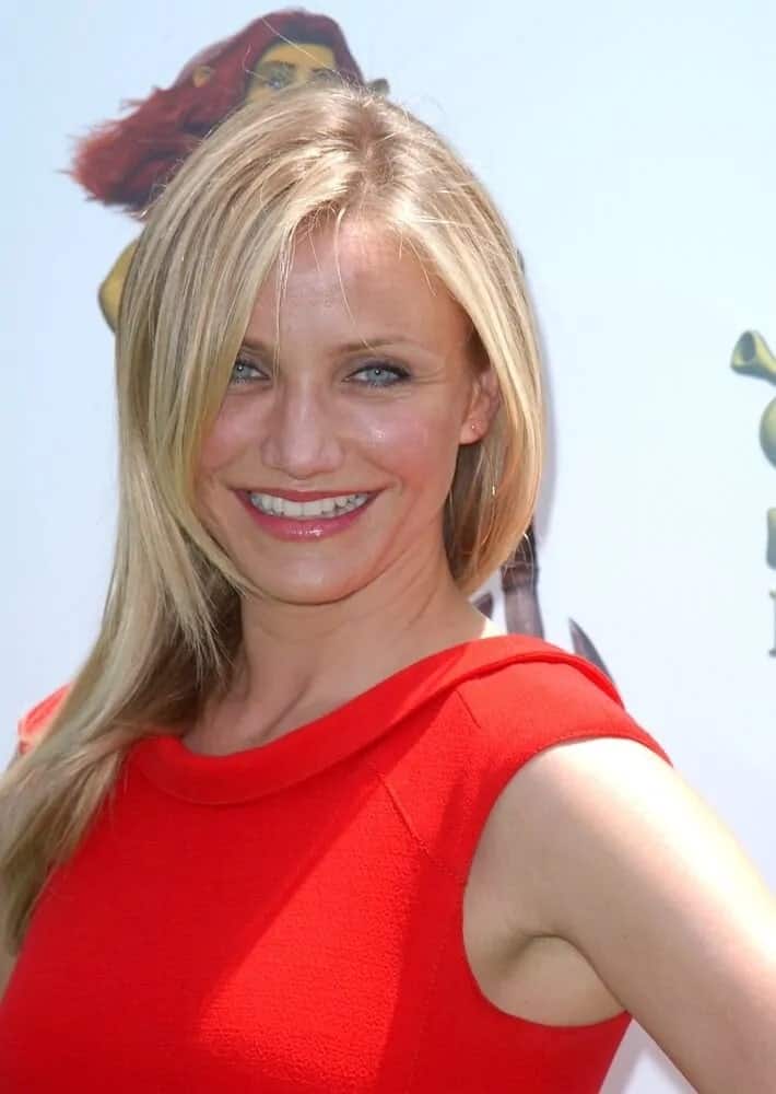 During the Shrek Forever After Hollywood Premiere held last May 16, 2010, Cameron Diaz wore a simple yet elegant red dress with her straight layered blond hair.