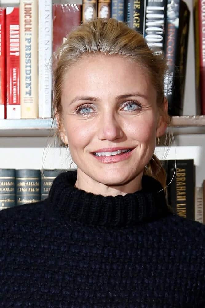 Cameron Diaz wore a comfortable dark knit sweater with the messy blond ponytail she wore last January 13, 2014 for her book signing in The Book Revenue, NYC.