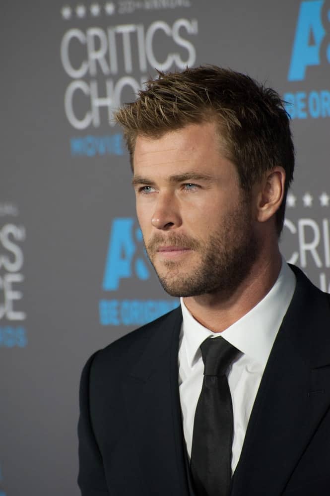 Chris Hemsworth opted for a sophisticated and elegant look at the 20th Annual Critics' Choice Movie Awards last January 15, 2015 at the Hollywood Palladium. He wore a classic black suit balanced with a short and spiky hairstyle.