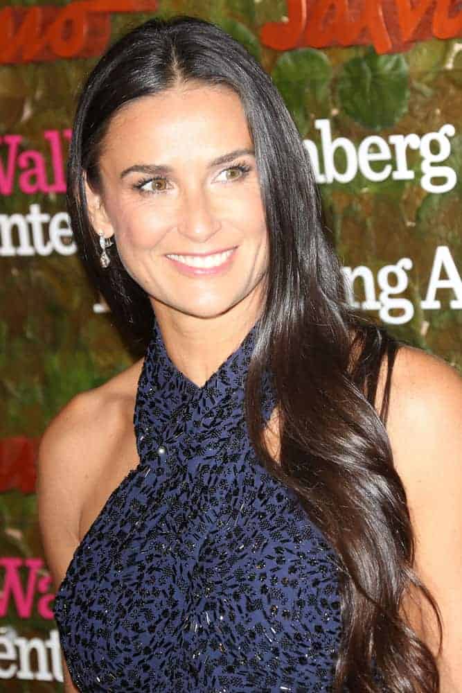 Demi Moore showed nothing but beauty and elegance during Performing Arts Gala on October 17, 2013. She attended with her waves, gorgeously controlled and kept to one side.