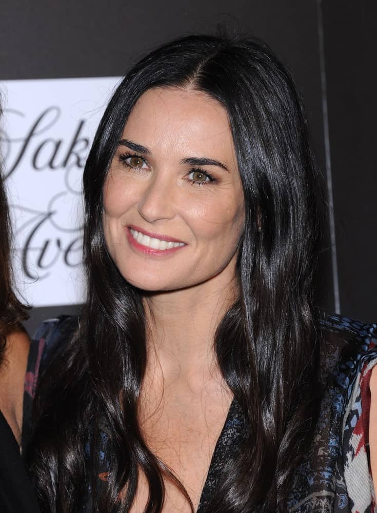 During the 5th Annual PSLA Autumn Party on October 8, 2014, Demi Moore shows off her loose wavy hair in jet black. It has been parted in the middle accentuating her gorgeous cheekbones.