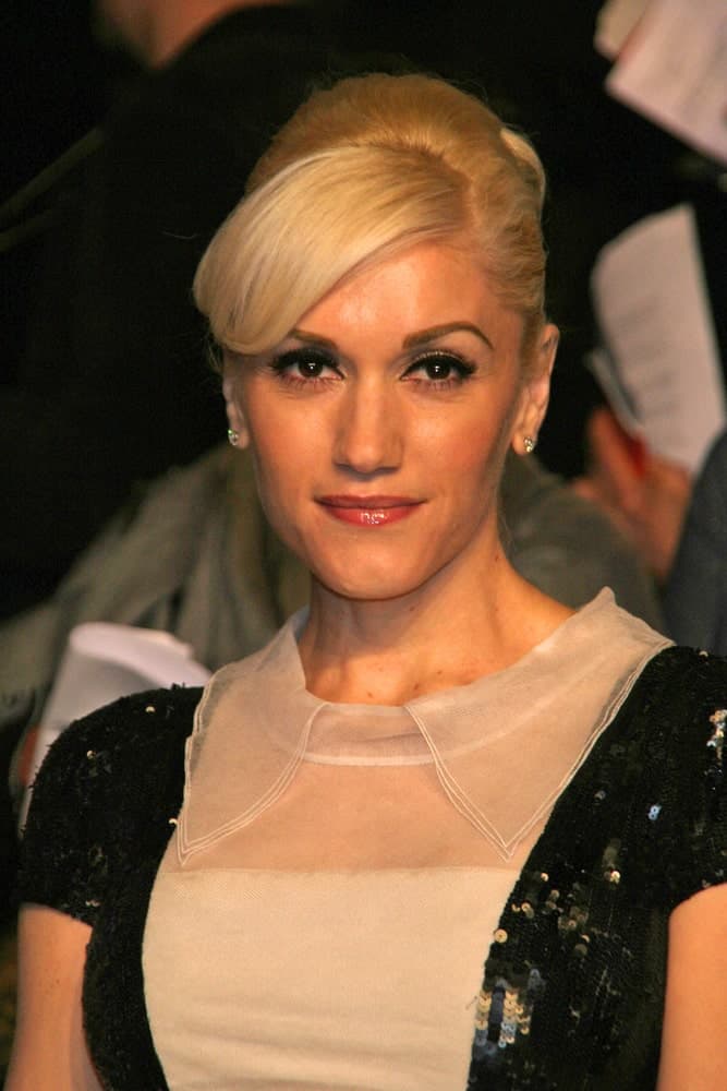 Gwen Stefani wore an elegant bun hairstyle with side-swept bangs at the 2007 Vanity Fair Oscar Party in Mortons, West Hollywood, CA. It went quite well with her black and white sequined dress.
