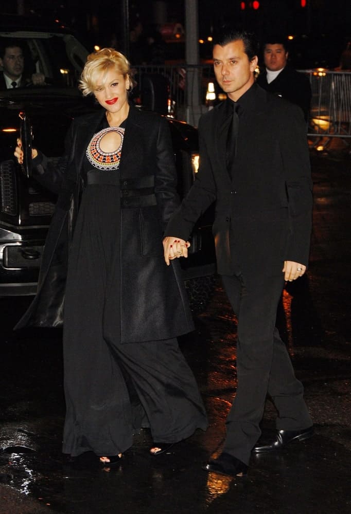 Gwen Stefani and Gavin Rossdale were at the Gucci Benefit for Raising Malawi and UNICEF in New York last February 06, 2008. She was glowing in her black ensemble outfit and her messy upstyle hair.