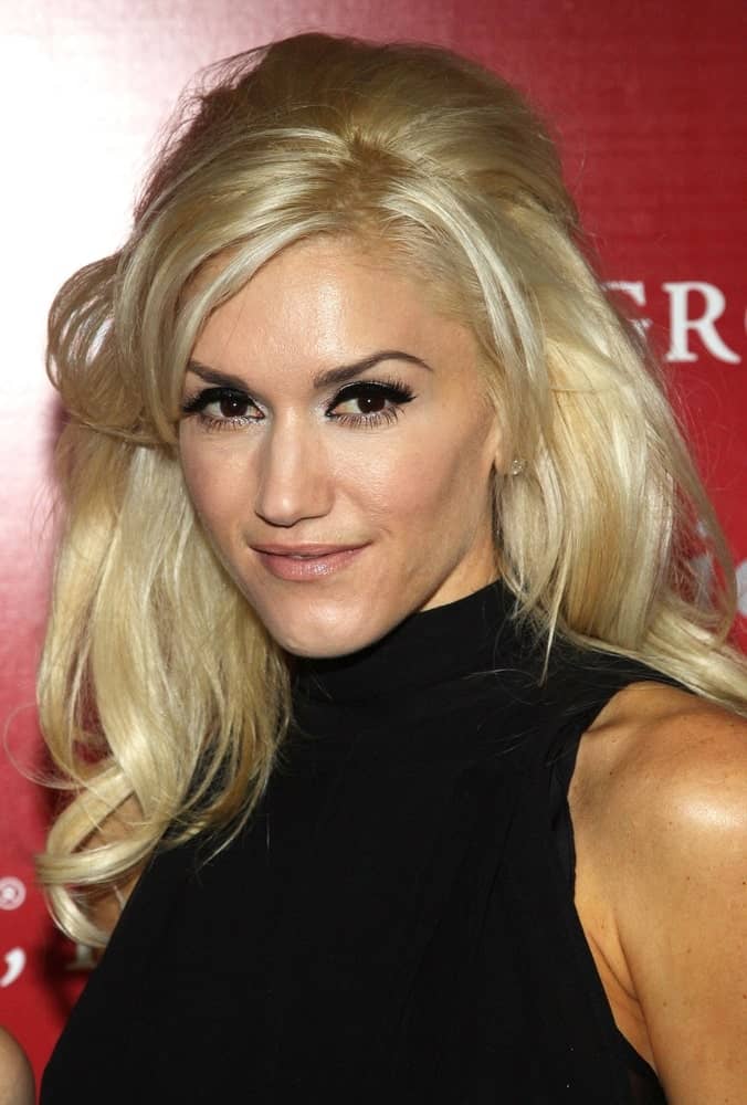 Gwen Stefani had a simple black outfit at the Fashion Group International 26th Annual Night of Stars in New York last October 22, 2009. She paired this with her half-up tousled and layered blond hair.
