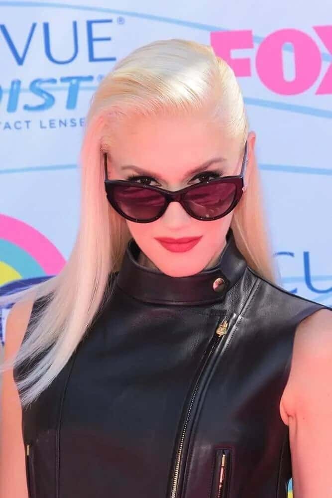 Gwen Stefani wore a leather top and stylish sunglasses with a sleek and straight side-swept hairstyle during the 2012 Teen Choice Awards last July 22, 2012.