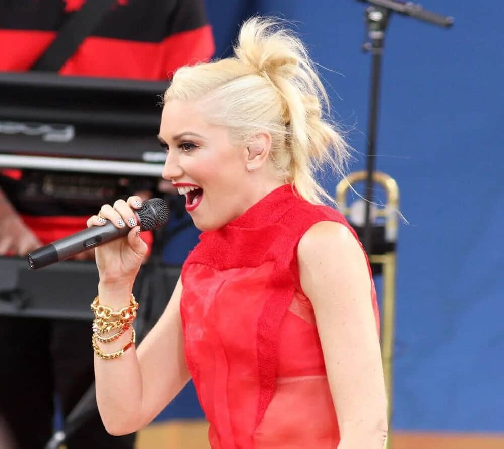 Gwen Stefani wore a messy bun with tendrils when she performed live at the Good Morning America held in Central Park last July 27, 2012.