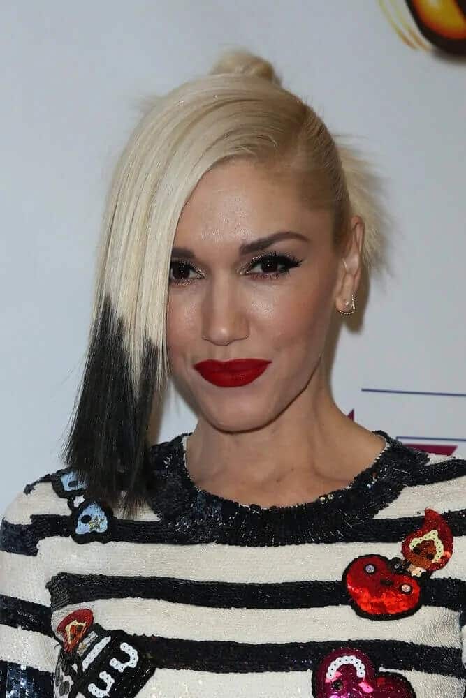 During the Z100's Jingle Ball 2014 at Madison Square Garden last December 12, 2014, singer Gwen Stefani wore a sequined quirky outfit to match her messy bun hairstyle with side-swept bangs dip-dyed in black.