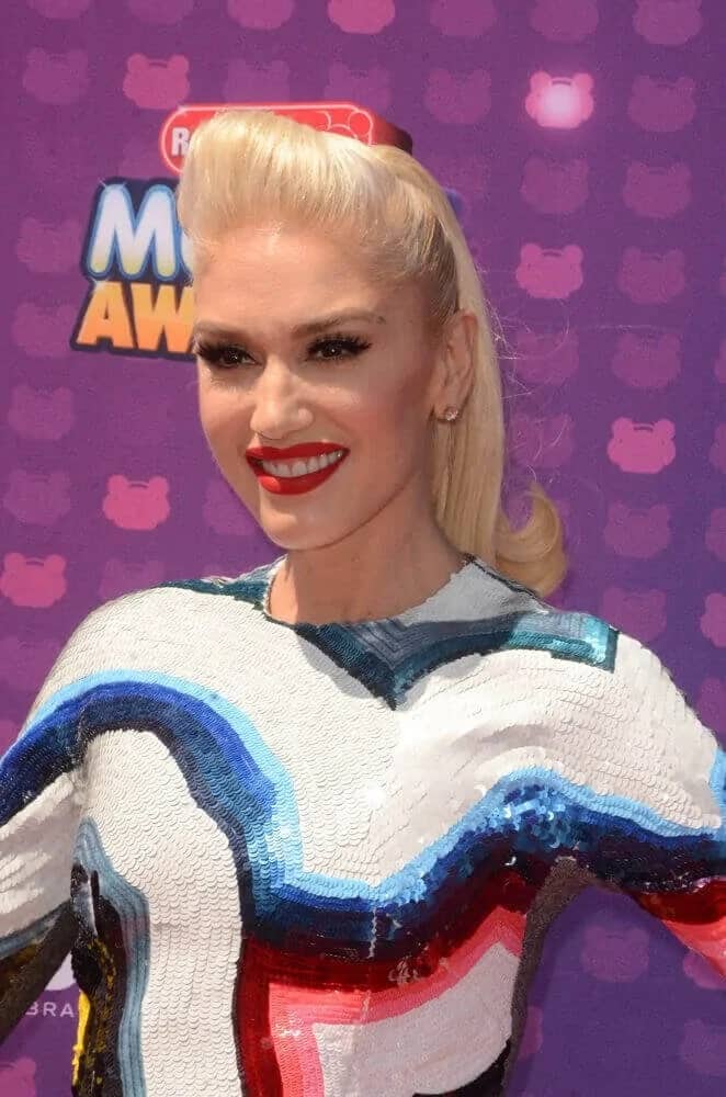 Gwen Stefani wore a sequined colorful outfit with a vintage-style ponytail that has a slight pompadour look during the 2016 Radio Disney Music Awards last April 29, 2016 in Los Angeles, CA.