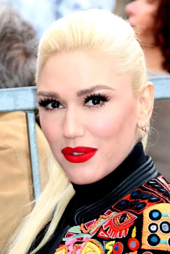 Last February 10, 2017, Gwen Stefani attended the Adam Levine Hollywood Walk of Fame Star Ceremony wearing a modern, vintage colorful outfit to match with her simple platinum blond ponytail.