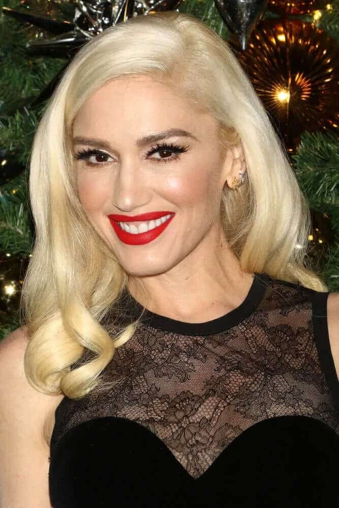 Gwen Stefani was classy and iconic with her blond, vintage waves that she wore during the Empire State Building and kick off the holiday season last November 20, 2017, in New York City.