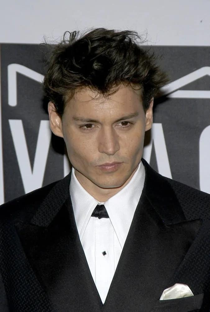 Last October 30, 2004, Johnny Depp looked dapper in a short haircut with tousled short wavy spikes at the Actor's Fund of America THAT'S ENTERTAINMENT gala in New York.