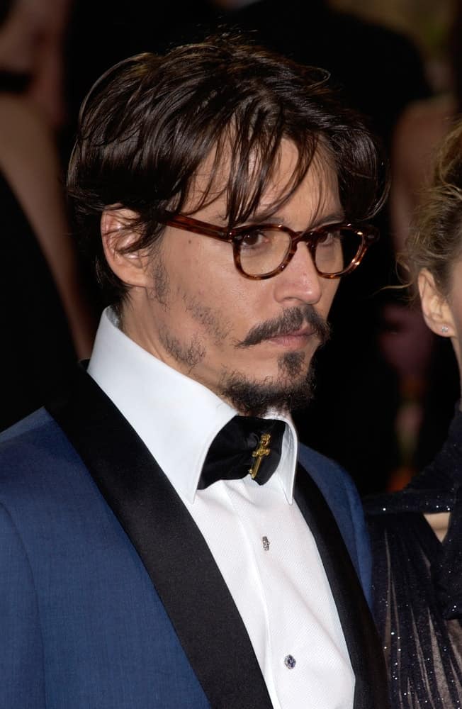 Johnny Depp wore his bright blue suit with his long and tousled hair that complements his glasses at the 77th Annual Academy Awards at the Kodak Theatre in Hollywood last February 27, 2005.
