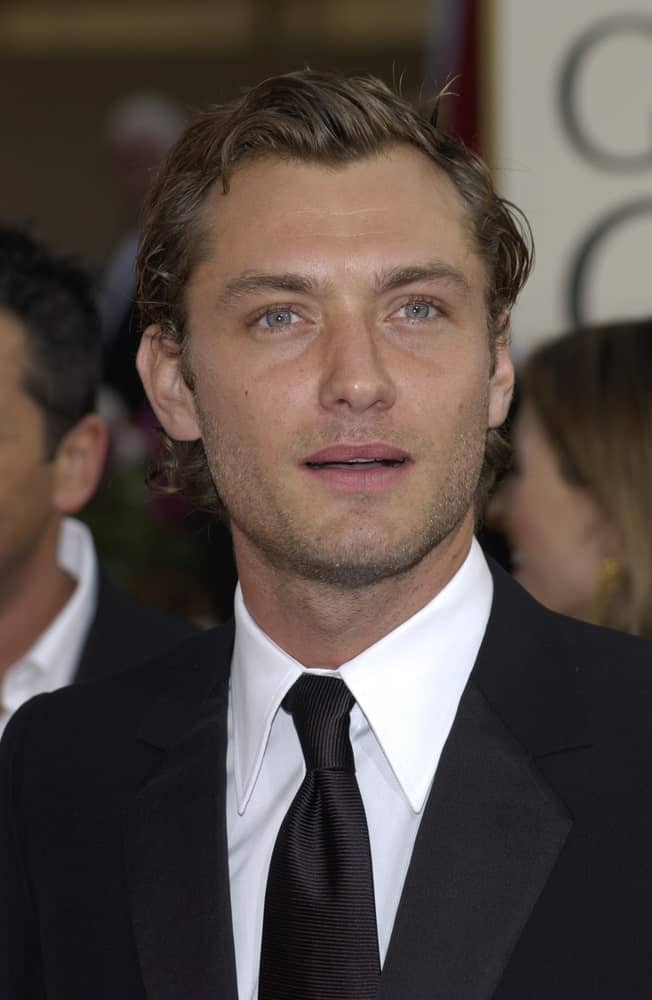 Jude Law wore his short brown hair slicked and side-parted with curls at the tips when he attended the Golden Globe Awards at the Beverly Hills Hilton Hotel last January 19, 2003.