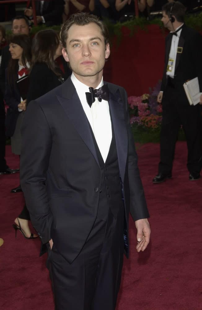 Jude Law sported a classy three-piece suit to pair with his dark brown hair slicked back for a vintage look at the 76th Annual Academy Awards in Hollywood last February 29, 2004.
