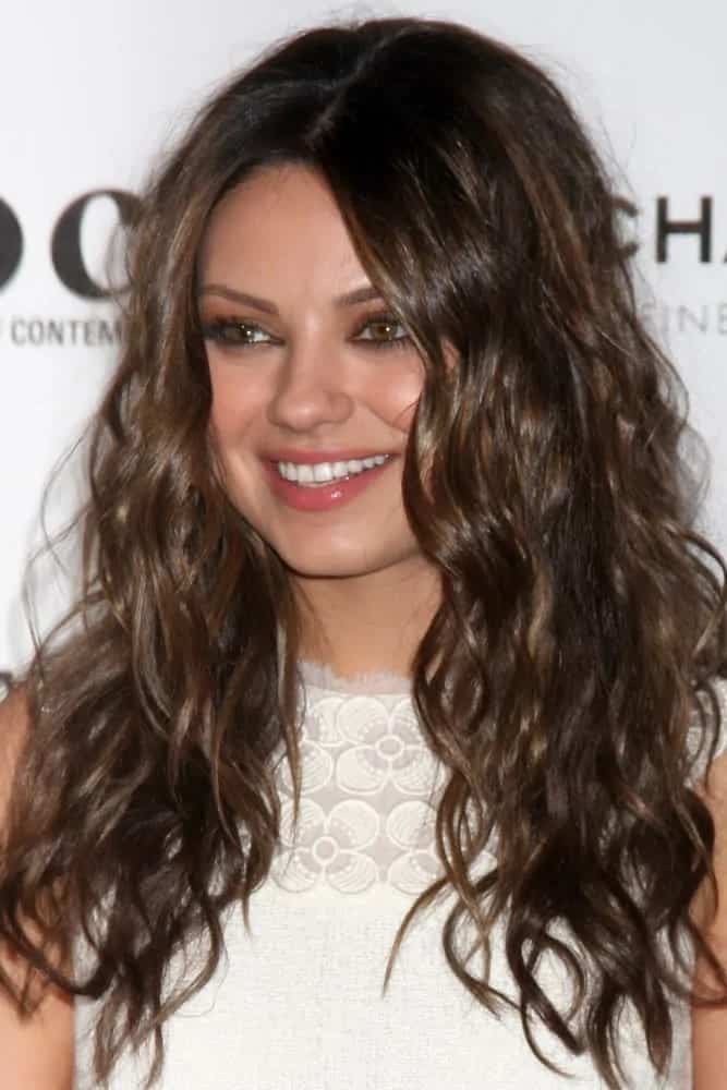 Mila Kunis had a carefree look to her long, tousled waves that stand out with her white outfit at the MOCA's Annual Gala "The Artist's Museum Happening" 2010 last November 13, 2010.