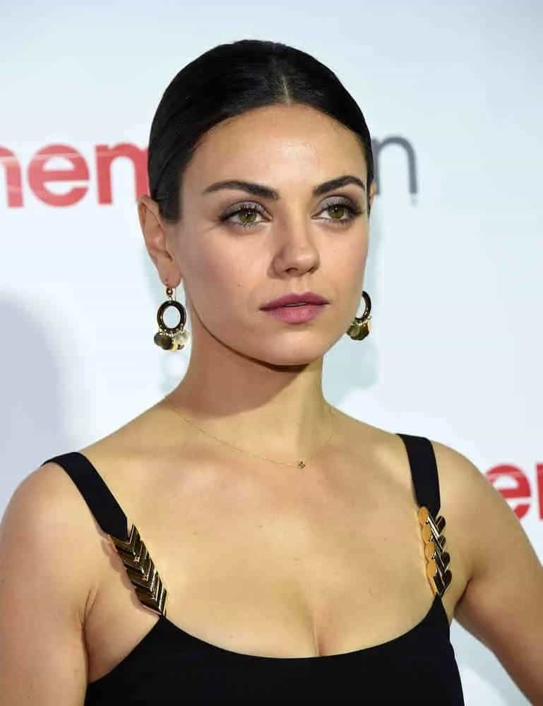The Bad Moms actress was looking sexy and elegant with her center-parted low ponytail for her sleek and straight mane at the Cinema Con 2016: Awards Gala last April 14, 2016.