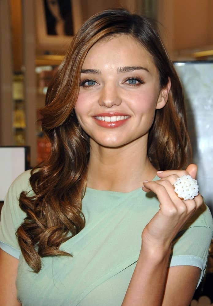 Miranda Kerr looking all glamorous and charming with her wavy hairstyle incorporated with subtle highlights. This was taken at Victoria's Secret First Organic Vegan PINK Body Care Line Launch on March 10, 2009.
