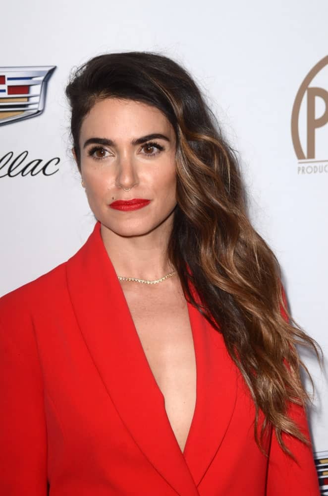 The model was seen at the Producers Guild Awards 2018 last January 20th with her long tousled waves gathered on one side. Her brunette hair was highlighted with auburn tones that go perfectly with the red suit and matching lipstick.