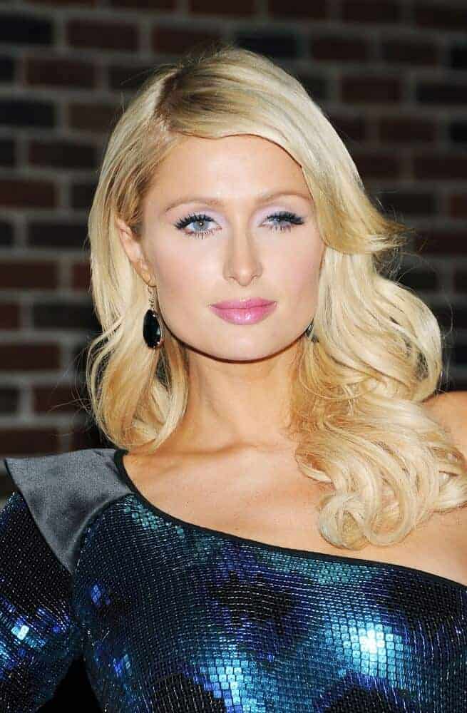 Last Febuary 3, 2010 at The Late Show with David Letterman, Paris Hilton wore her waves in a side-swept manner, proving that elegance is indeed achievable with simplicity.