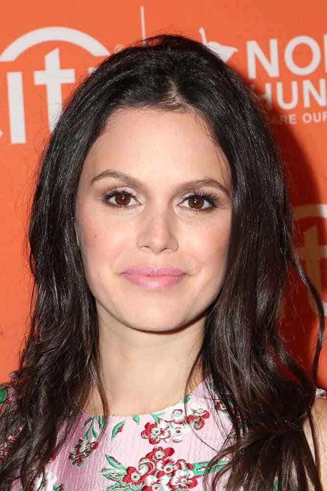 Rachel Bilson in her typical dark-colored, messy hair paired with a light-toned make up look during the No Kid Hungry Benefit Dinner at the Four Seasons Hotel on October 14, 2015.