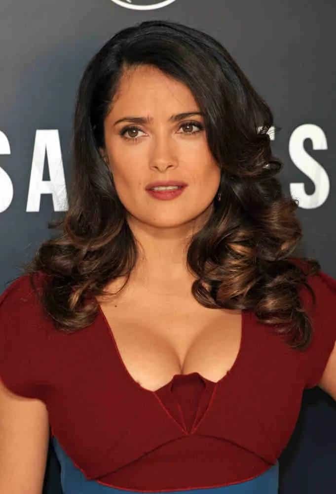 The beautiful Mexican actress had her hair arranged in a side-parted wavy style that is both sexy and elegant at the Savages Photocall last September 19, 2012.