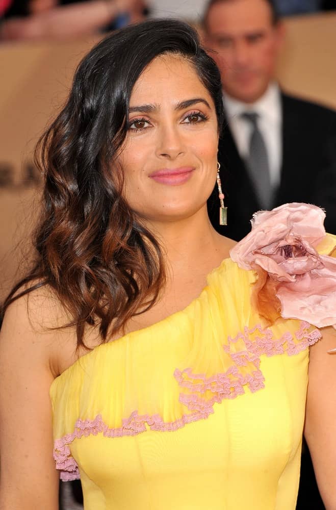 Salma Hayek's long and wavy hair was side-parted to pair her bright and sunny yellow dress at the 23rd Annual Screen Actors Guild Awards held at the Shrine Expo Hall in Los Angeles last January 29, 2017.
