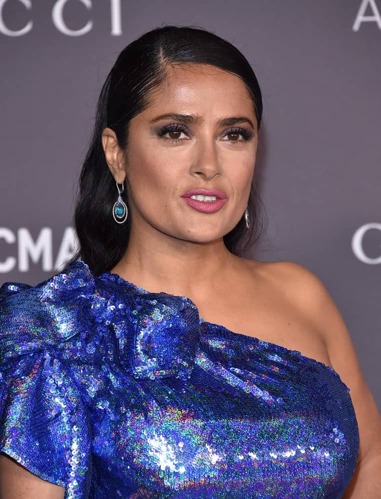 Salma Hayek arrived at the 2017 LACMA Art + Film Gala last November 04, 2017 in Los Angeles with her shiny sequined dress matching nicely with her earrings and her slick pinned hairstyle.