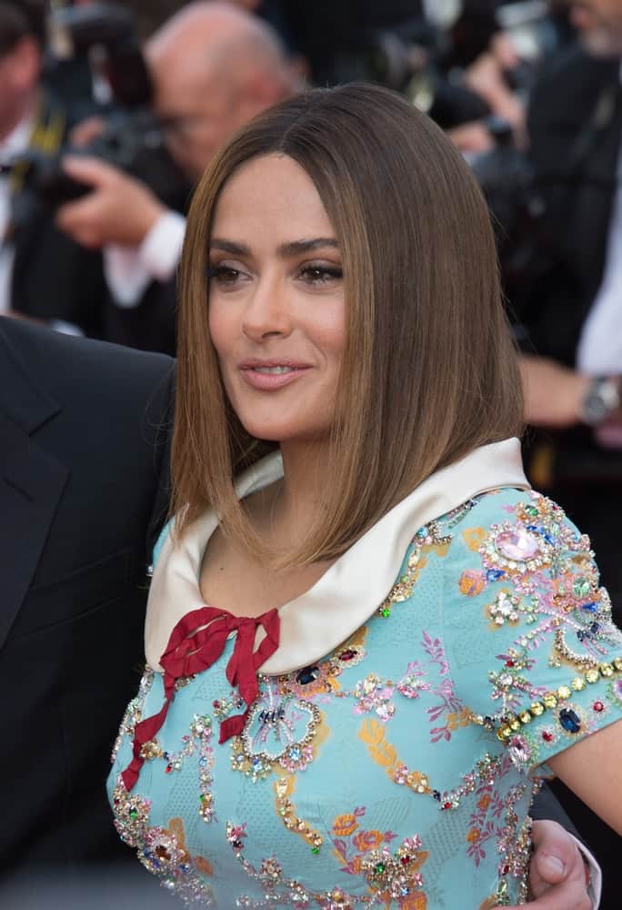 Last May 23, 2017, Salma Hayek was at the 70th Anniversary Gala for the Festival de Cannes. She was sporting a long bob hairstyle that is elevated by the highlights and her bright dress.