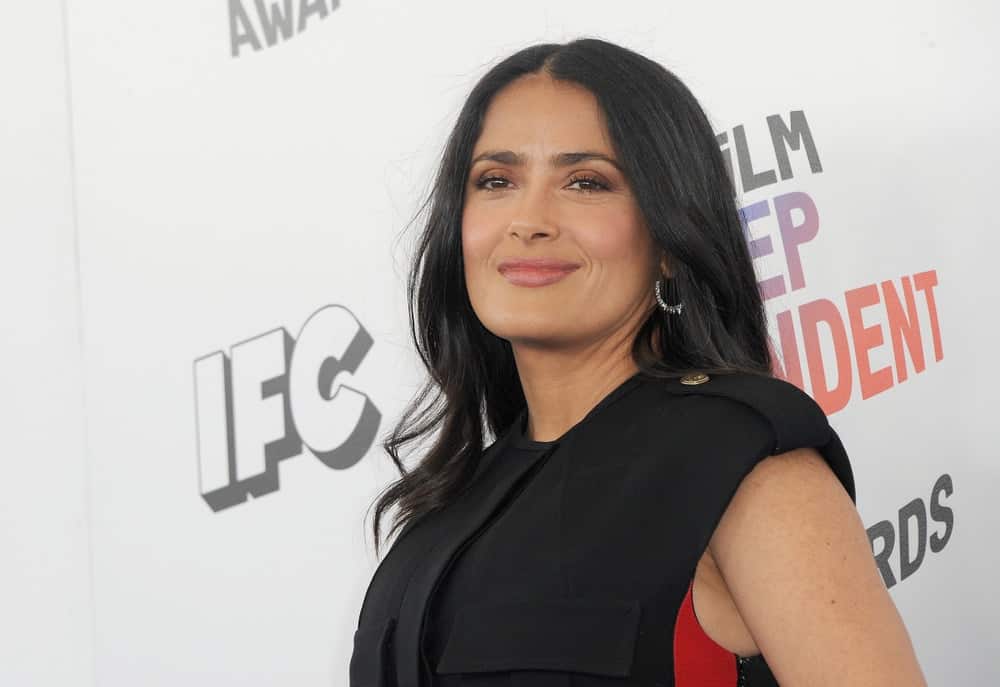 Salma Hayek was at the 2018 Film Independent Spirit Awards held at Santa Monica Beach last March 3, 2018. She wore a black outfit that goes well with her loose and tousled raven hair with soft curls at the end.