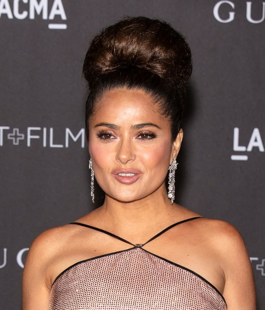 Last November 02, 2019, Salma Hayek arrived at the 2019 LACMA Art + Film Gala Presented By Gucci with an elegant upstyle bun hairstyle that emphasizes her gorgeous earrings.