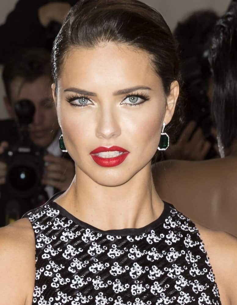 Adriana Lima's bold lips stand out with her one-sided updo when she attended the Manus x Machina Fashion in an Age of Technology Costume Institute Gala at the Metropolitan Museum of Art last May 2, 2016.