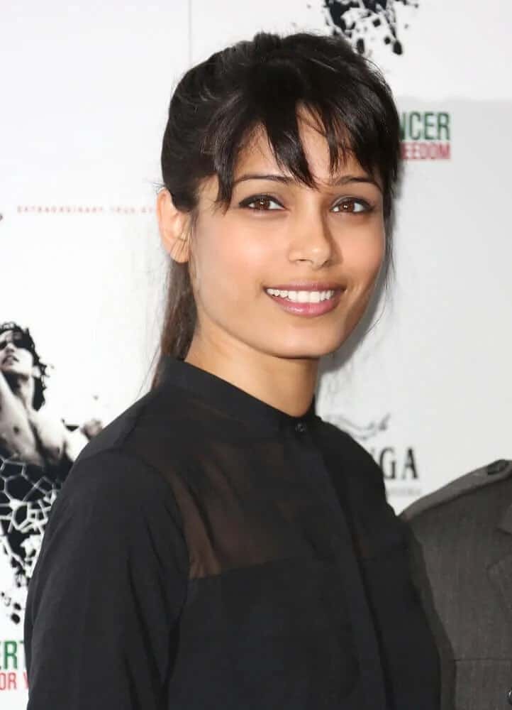 Freida Pinto's simple ponytail with layered bangs complement her natural beauty, especially paired with a simple black blouse last September 10, 2012 for the Desert Dancer photocall held at Sadler's Wells, London.