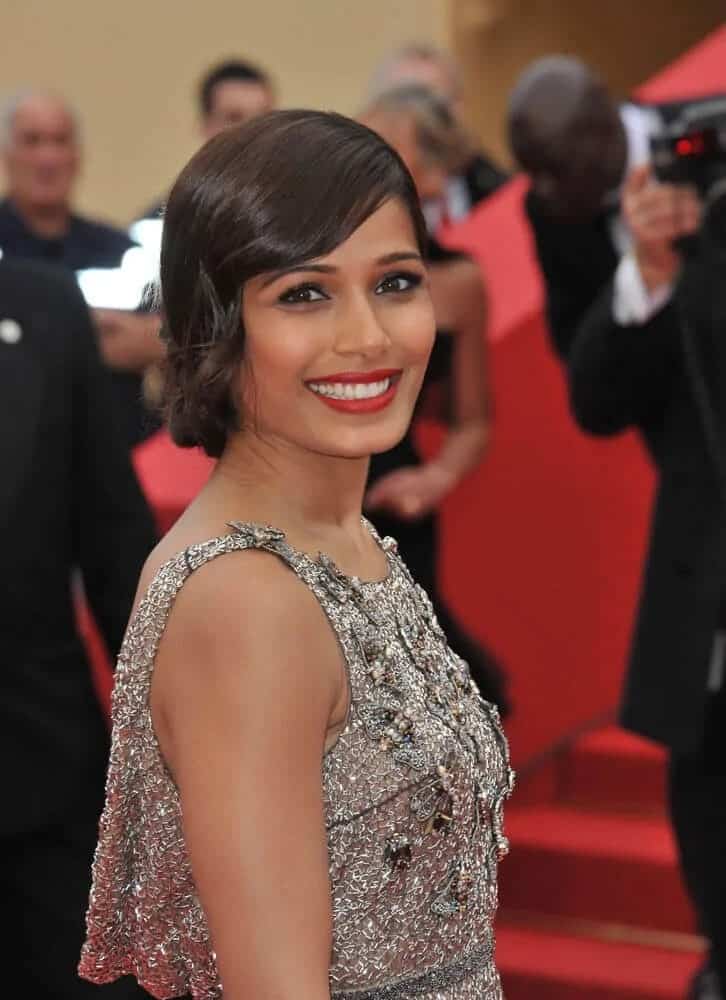Freida Pinto went for a vintage look last May 16, 2016 for the 66th Cannes Film Festival. Her hairstyle was a vintage updo with side-swept bangs.