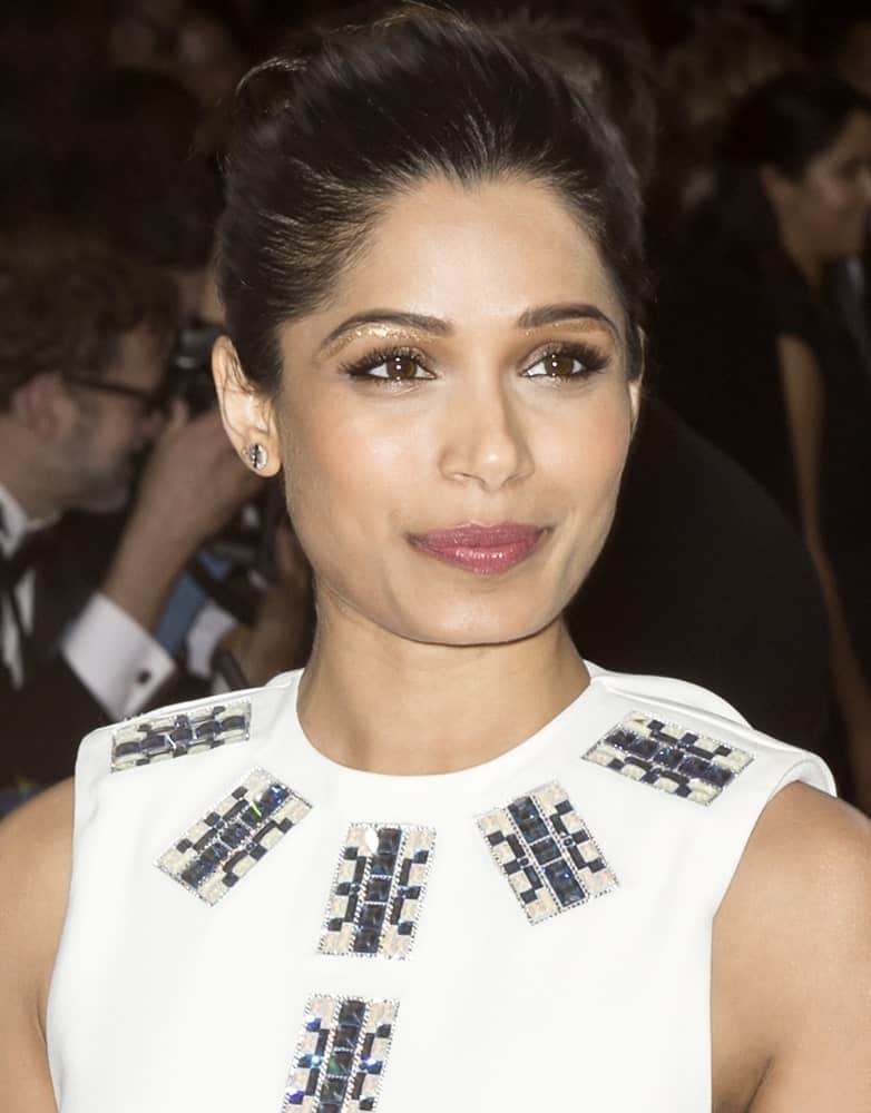 Last May 2, 2016, actress Freida Pinto attended the Manus x Machina Fashion in an Age of Technology Costume Institute Gala at the Metropolitan Museum of Art with her hair styled in a slick updo with a high bun.