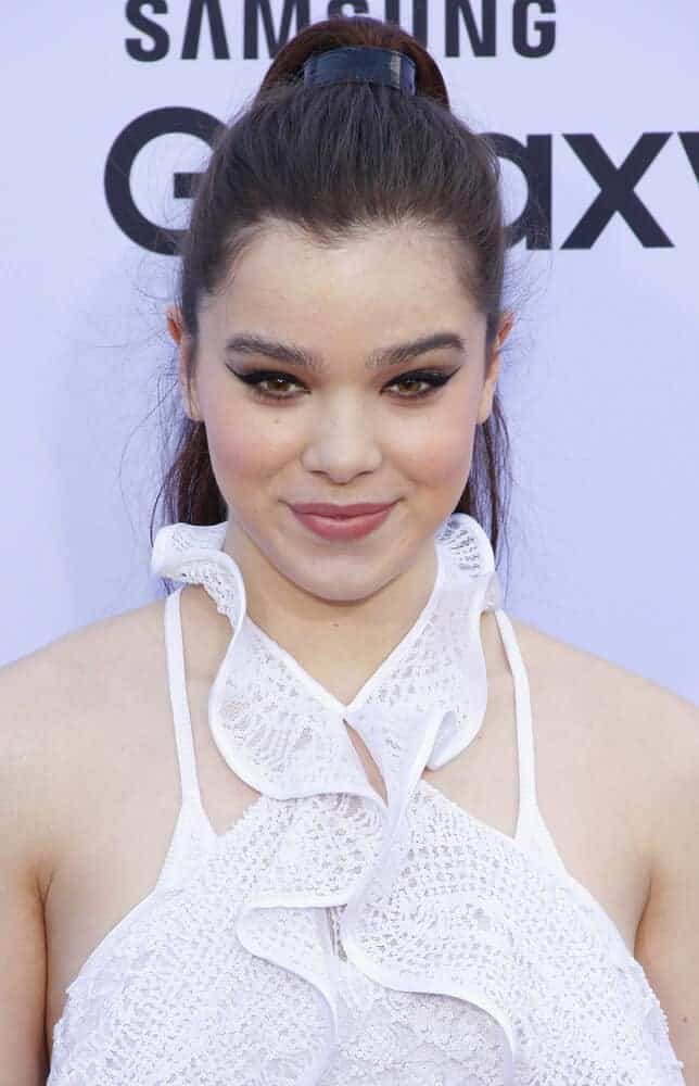Hailee Steinfeld looked stunning with this high ponytail she wore during the 2015 Billboard Music Awards, May 17, 2015.