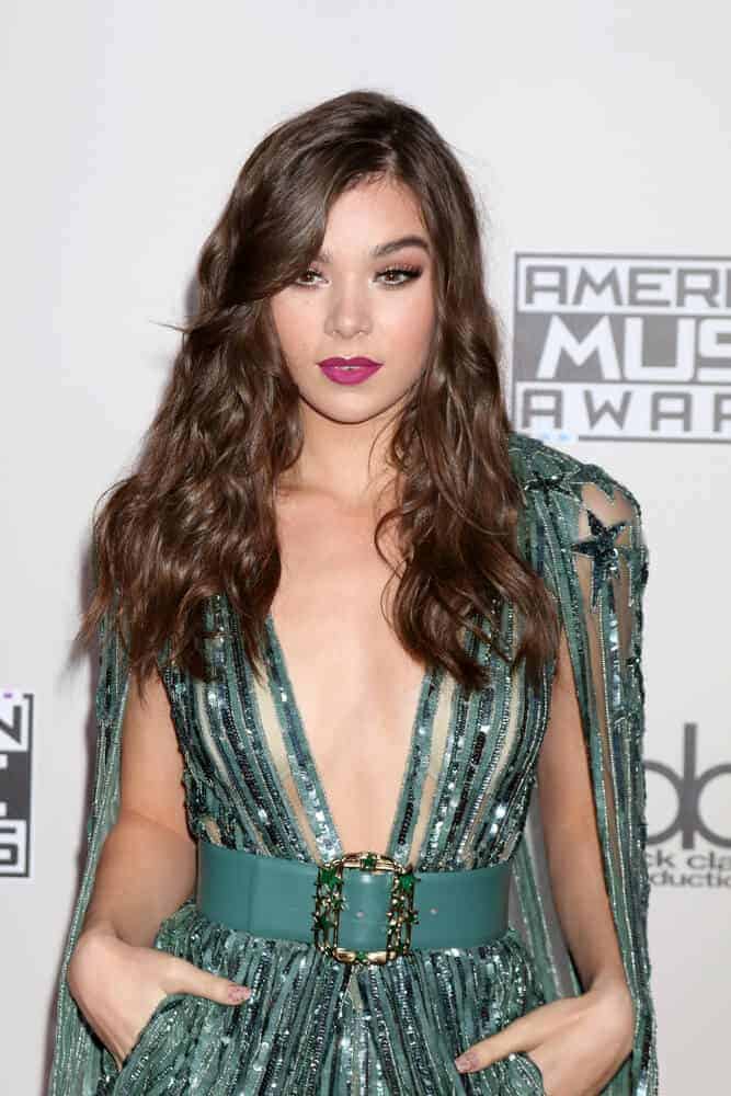 The American singer looked fierce and mature with her sexy outfit and loose waves during her arrival at the 2016 American Music Awards.