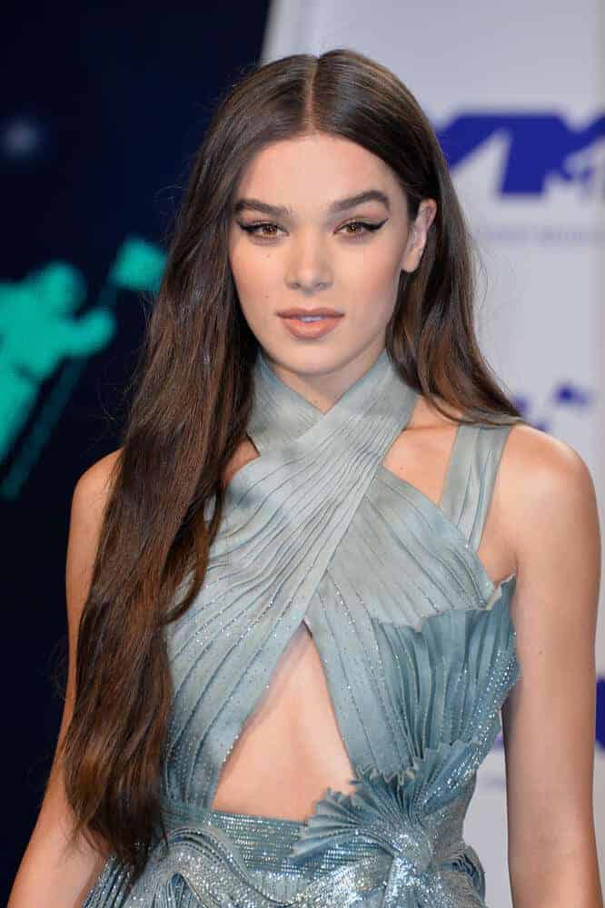 Hailee Steinfeld showed nothing but elegance and femininity with her loose, long hair swept to the side as she attended the 2017 MTV Video Music Awards last August 27, 2017.